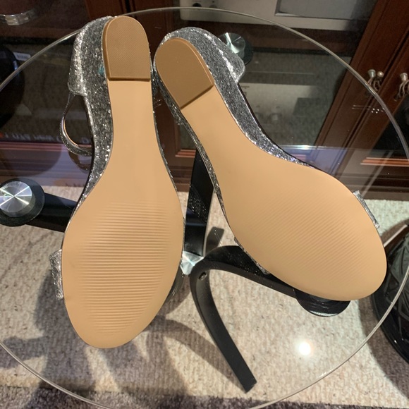 Bling bling sandals. - Picture 2 of 2